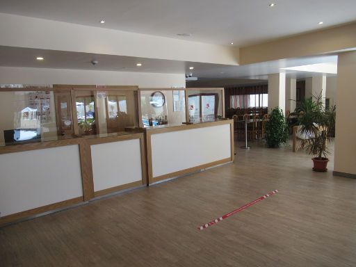 Hotel Alba, Monte Gordo, Portugal, Empfangshalle mit Sitzgelegenheiten und Rezeption