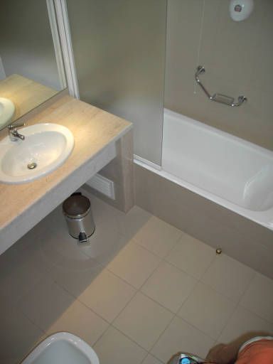 Hotel Mundial Lissabon, Portugal, Badezimmer mit Waschtisch und Badewanne inklusive Dusche