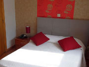 Hotel Santa Apolónia, Bragança, Portugal, Zimmer 101 mit Tür zum Bad, Doppelbett, Nachttisch, Bademantel und Beleuchtung