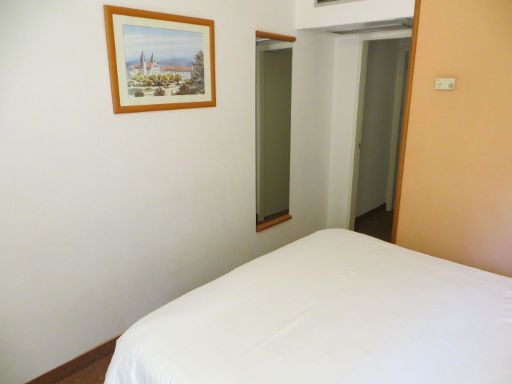 ibis Porto Sul Europarque, Portugal, Zimmer 104 mit Doppelbett, Wandspiegel, Klimaanlage, Flur und Trennwand zum Bad