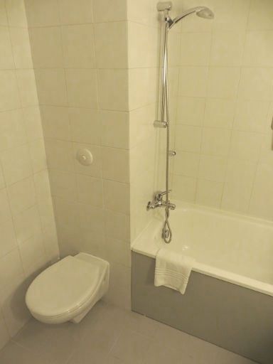 ibis Porto Sul Europarque, Portugal, Bad mit WC und Badewanne mit Duschfunktion