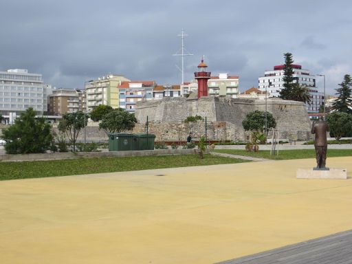 Figueira da Foz, Portugal, Festungsmauern mit Leuchtturm am Ende vom Hafen und Anfang der Promenade