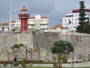 Figueira da Foz, Portugal, Festungsmauern mit Leuchtturm