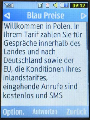 Blau, SMS auf einem Samsung GT–C3590 mit Meldung Willkommen in Polen August 2024