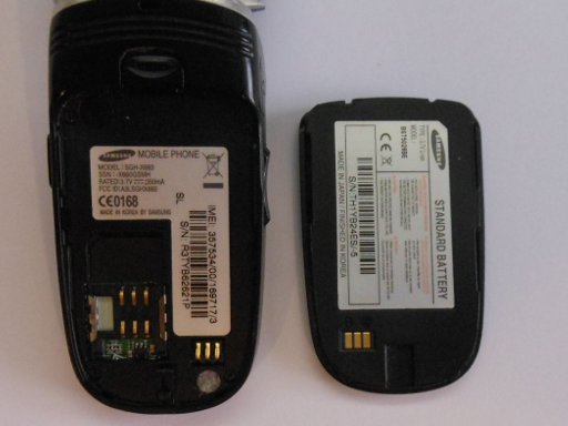 Samsung, Mobiltelefon, SGH–X660, Rückansicht mit geöffneten Batteriefach und Akku