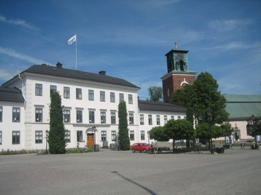 Nyköping, Schweden, historisches Verwaltungsgebäude am Marktplatz im Hintergrund die Sankt Nicolai Kirche