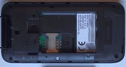 Mobiltelefon, Alcatel 2051X, Gehäuserückseite mit microSD Steckplatz, Mini SIM Karten Steckplatz und Batteriefach