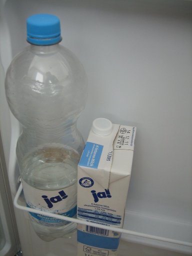 Kühlschrank ohne Gefrierfach, PKM KS 105.0A+, geöffnete Tür Innenseite mit Wasserflasche und Milch
