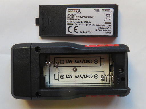 Powerfix® Bau– und Holzfeuchtemessgerät, Lidl, Rückseite mit Batteriefach für zwei AAA 1,5 Volt Batterien
