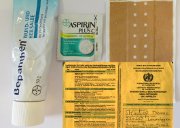 Reiseapotheke mit Bepanthen (R), Aspirin (R), Hansaplast (R) Classic Plaster und Impfbuch