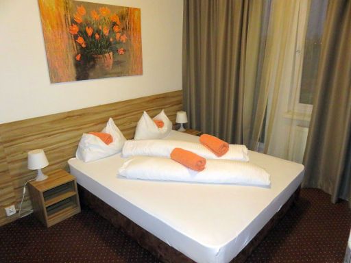 Hotel Aviator Garni Bratislava, Slowakei, Zimmer 208 A mit Doppelbett, Handtücher, Nachttischleuchte und Fenster