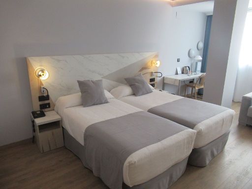Hotel El Mirador, Loja, Spanien, Doppelzimmer 211 mit zwei Einzelbetten, Nachttischleuchten, Schreibtisch mit Wasserkocher Kaffee und Tee