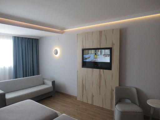 Hotel El Mirador, Loja, Spanien, Zimmer 211 mit Sofa, Flachbildfernseher, Sessel und Tisch