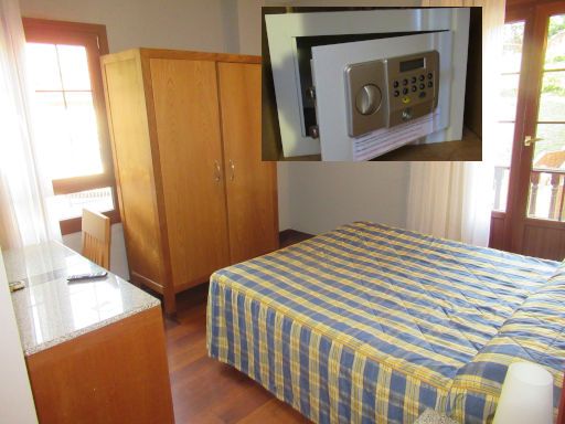 Adeko Hotel, El Regato - Barakaldo, Spanien, Zimmer 201 mit Doppelbett, Fenster, Schrank mit Minisafe und Balkontür