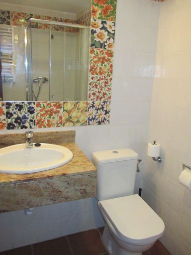 Adeko Hotel, El Regato - Barakaldo, Spanien, Bad mit Waschtisch und WC