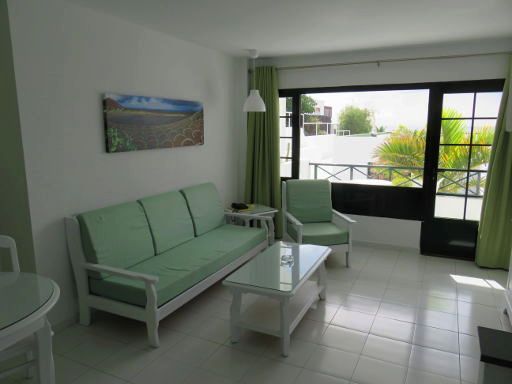 Apartamentos La Moraña, Puerto del Carmen, Lanzarote, Spanien, Zimmer 301 mit Wandbild, Sofa, Tisch, Fenster zum Balkon