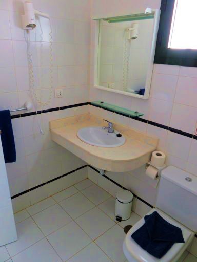 Apartamentos La Moraña, Puerto del Carmen, Lanzarote, Spanien, Bad mit Waschbecken und WC