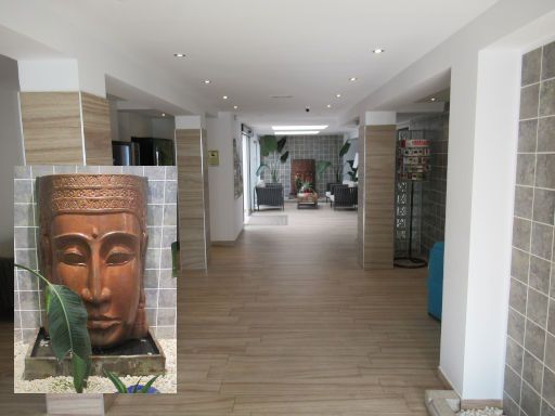 Apartamentos Sal Rossa, Playa d’en Bossa, Ibiza, Spanien, Empfangshalle mit Rezeption und Buddha Springbrunnen