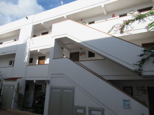 Apartamentos Sal Rossa, Playa d’en Bossa, Ibiza, Spanien, Innenhof mit Treppenhaus und Gängen