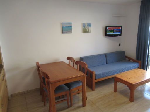 Apartamentos Sal Rossa, Playa d’en Bossa, Ibiza, Spanien, Apartment 331 mit Esstisch, Sofa / Bett, Fernseher und Tisch