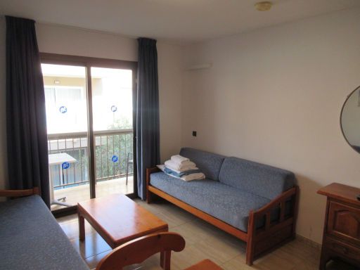 Apartamentos Sal Rossa, Playa d’en Bossa, Ibiza, Spanien, Apartment 331 mit Balkontür und Sofa / Bett