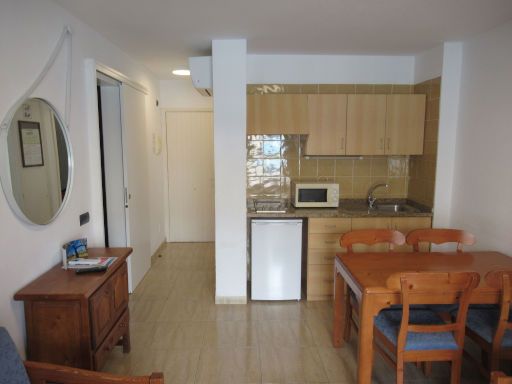 Apartamentos Sal Rossa, Playa d’en Bossa, Ibiza, Spanien, Apartment 331 mit Schrank, Spiegel, Schiebetür Schlafzimmer, Eingangstür, Klimaanlage und Küchenzeile