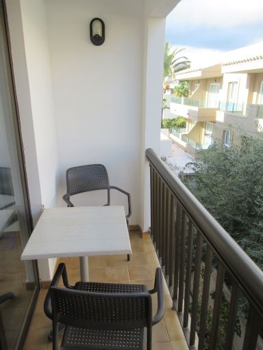 Apartamentos Sal Rossa, Playa d’en Bossa, Ibiza, Spanien, Balkon mit zwei Stühlen und Tisch und Blick ins Landesinnere