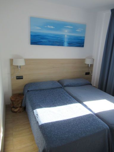 Apartamentos Sal Rossa, Playa d’en Bossa, Ibiza, Spanien, Apartment 331 mit Schlafzimmer, zwei Einzelbetten, Einbauschrank und Minisafe