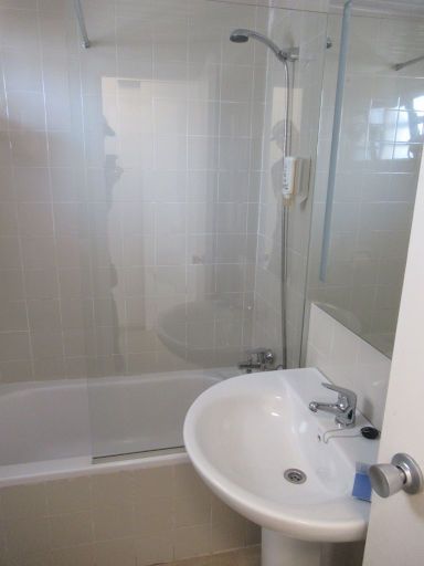 Apartamentos Sal Rossa, Playa d’en Bossa, Ibiza, Spanien, Bad mit Badewanne und Waschbecken