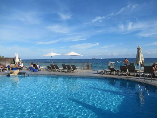 Apartamentos Sal Rossa, Playa d’en Bossa, Ibiza, Spanien, Schwimmbecken, Treppe zum Strand und Blick auf das Meer