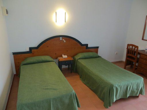 Hotel Galfi San Antonio, Ibiza, Spanien, Zimmer 310 mit zwei Einzelbetten, Telefon, Wandleuchte, Leseleuchte, Stuhl und Schreibtisch