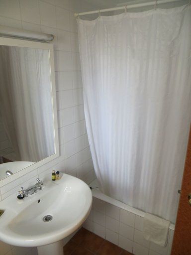 Hotel Galfi, San Antonio, Ibiza, Spanien, Bad mit Waschbecken und Badewanne