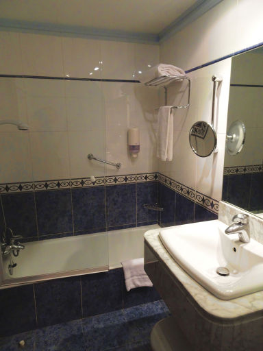 Gran Hotel Castellano Centro, Salamanca, Spanien, Bad mit Badewanne und Dusche, Waschtisch