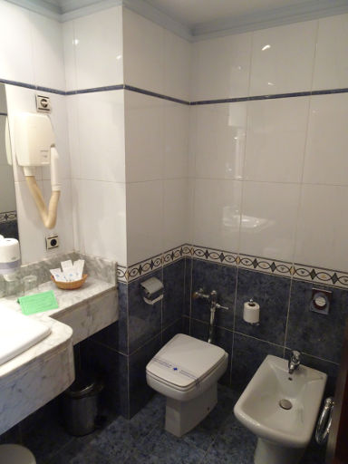 Gran Hotel Castellano Centro, Salamanca, Spanien, Bad mit WC und WD