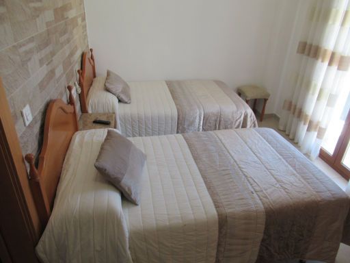 Hostal Grela, Pozo Alcón, Spanien, Zimmer 102 mit zwei Einzelbetten, Nachttisch, Hocker und Tür zum Balkon