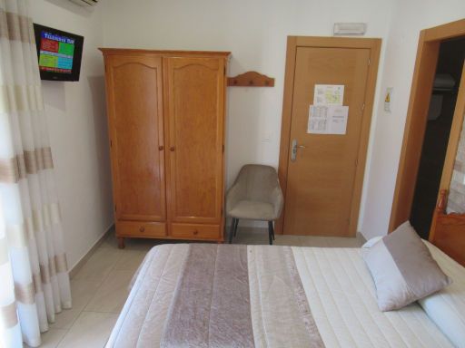 Hostal Grela, Pozo Alcón, Spanien, Zimmer 102 mit Fernseher, Schrank, Sessel, Eingangstür und Schiebetür zum Bad