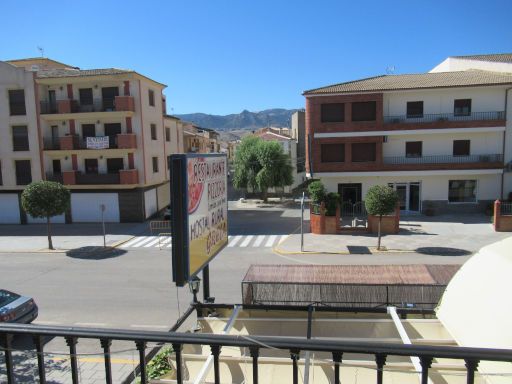 Hostal Grela, Pozo Alcón, Spanien, Zimmer 102 mit Ausblick vom Balkon auf gegenüberliegende Gebäude