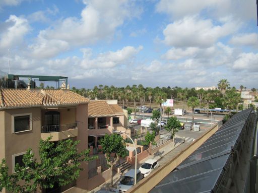 Hotel 525, Los Alcázares, Spanien, Ausblick auf die Solarthermie-Anlage Warmwasser und gegenüberliegende Gebäude