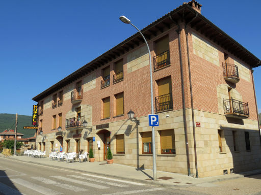 Hotel Alvargonzález, Vinuesa, Spanien, Außenansicht an der Calle Constitución 20 Ecke Calle Gerardo Diego