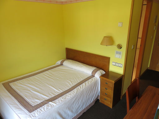 Hotel Alvargonzález Vinuesa, Spanien, Zimmer 101 mit Doppelbett, Wandleuchte, Nachttisch, Radio und Trennwand zum Bad