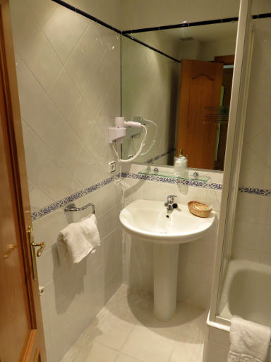 Hotel Alvargonzález, Vinuesa, Spanien, Bad mit Waschbecken und Haartrockner