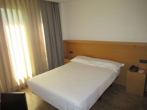 Hotel Araba, Vitoria-Gasteiz, Spanien, Zimmer 01 mit großem Bett, Fenster, Nachttischleseleuchten, Telefon