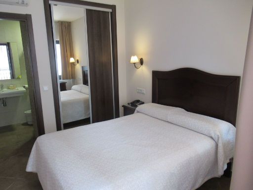 Hotel Arcos de Montemar, Torremolinos, Spanien, Zimmer 9 mit Tür zum Bad, Klimaanlage, Wandschrank mit Spiegel und Minisafe, großes Bett und Beleuchtung