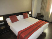 Hotel Aura, Algeciras, Spanien, Zimmer 202 mit zwei Einzelbetten, Telefon, Nachttischleuchten und Sessel