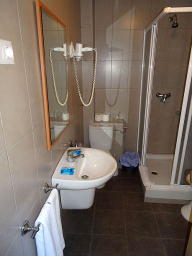 Hotel Bahía, Puerto de Mazarrón, Spanien, Bad mit Waschbecken, Haartrockner, WC und Dusche