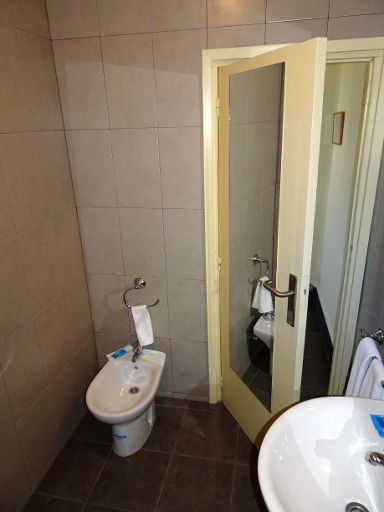 Hotel Bahía, Puerto de Mazarrón, Spanien, Bad mit WD, Eingangstür und Waschbecken