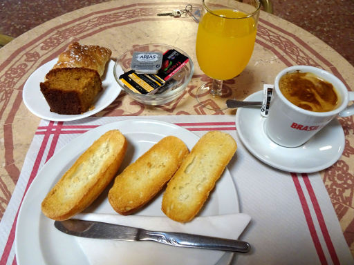 Hotel Bahía, Puerto de Mazarrón, Frühstück mit Kuchen, Toast, Butter, Marmelade, Orangensaft und Kaffee