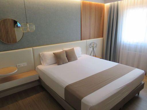 Hotel Candor, A Lama, Spanien, Zimmer 212 mit großem Bett, Nachttisch, Beleuchtung und Fenster