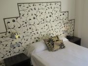Hotel Embarcadero de Calahonda de Granada, Motril, Spanien, Zimmer 203 mit großem Bett, Nachttisch, Leuchten und Balkontür