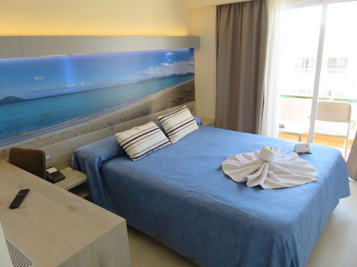 Hotel Ferrer Janeiro Ca’n Picafort, Mallorca, Spanien, Zimmer 541 mit Tisch, Stuhl, Kühlschrank, Doppelbett und Balkon